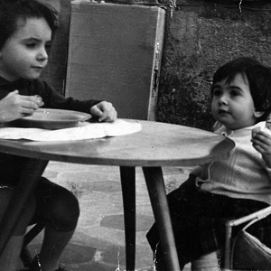 COLAZIONE DI LAVORO - Due protagonisti dello studio Ikona – Fabrizio M. Rossi e Marialidia Rossi – durante un’importante colazione di lavoro.